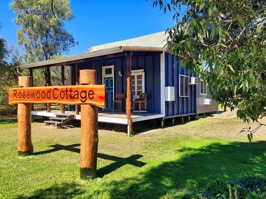 別荘 Rosewood Cottage -Entire 2 Bedroom Home With Netflix & Wifi Tambo オーストラリア