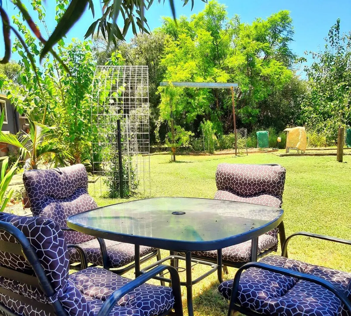 Rosewood Cottage -Entire 2 Bedroom Home With Netflix & Wifi Тамбо