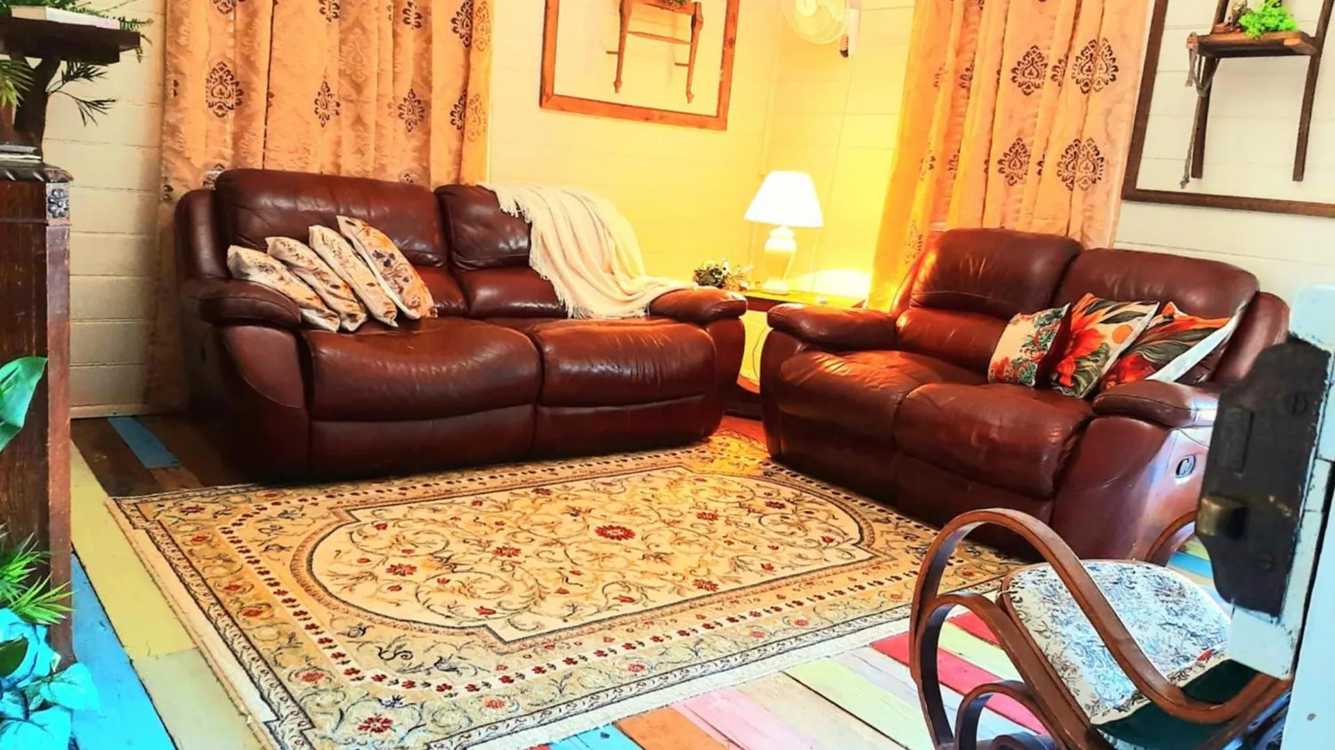 Rosewood Cottage -Entire 2 Bedroom Home With Netflix & Wifi Tambo