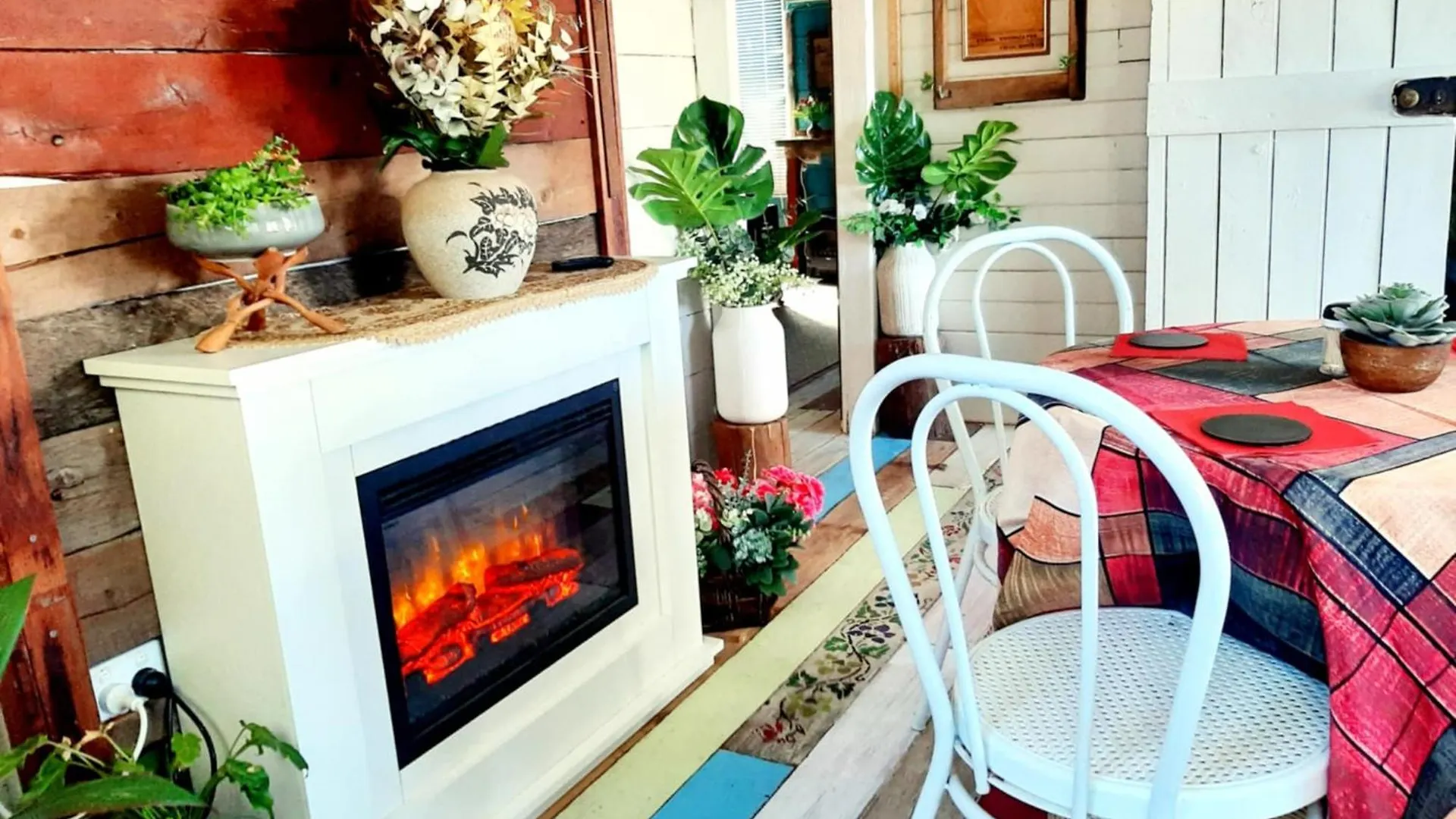 Rosewood Cottage -Entire 2 Bedroom Home With Netflix & Wifi Tambo